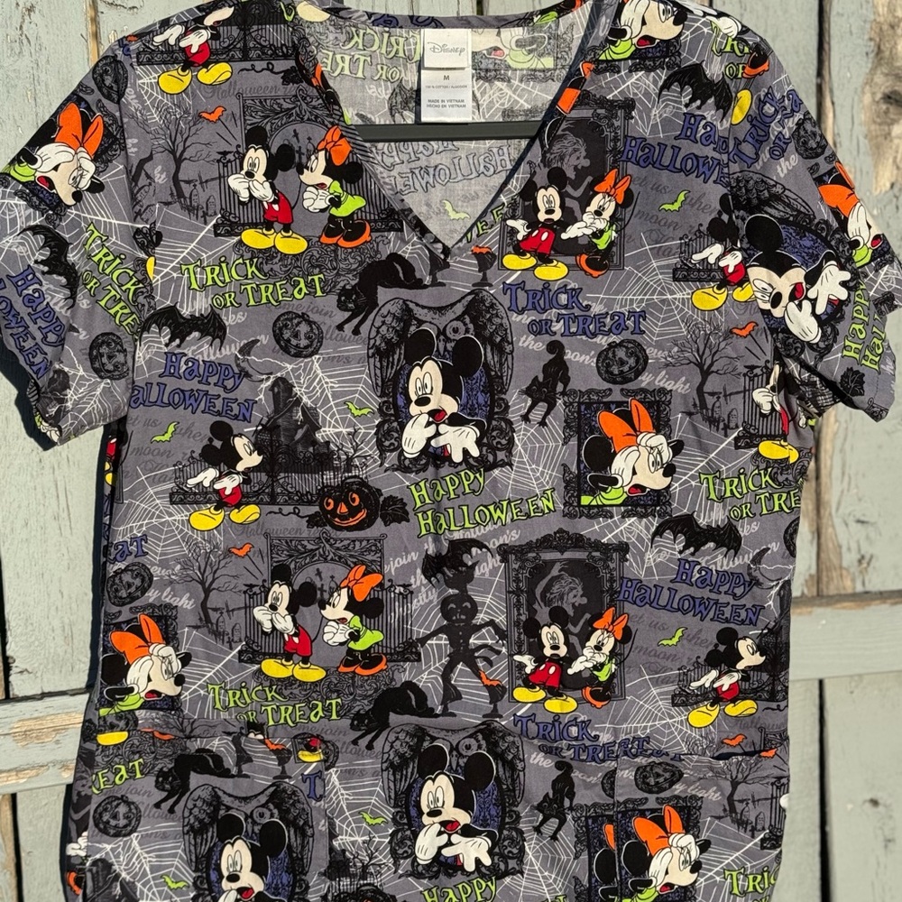 Disney Haunted Mansion Scrub Top Women’s Medium Mickey Mouse Halloween Shirt